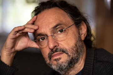 Obraz premium Mann, Bestager, Senior schaut skeptisch, Portrait