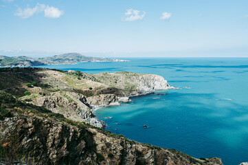 Vue panoramique sur la côte rocheuse de la mer Méditerranée