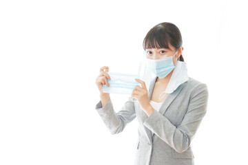 大量のマスクを着けた若いビジネスパーソン