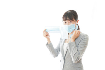 大量のマスクを着けた若いビジネスパーソン