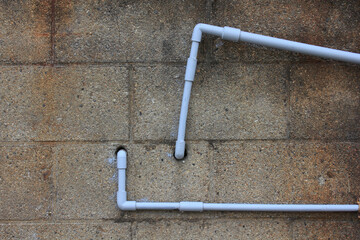 壁に這った水道パイプ