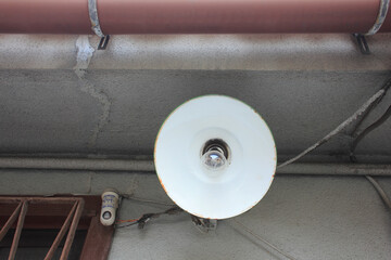 軒下の裸電球