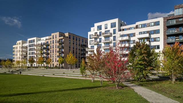 Gleiswiese Park Neue Mitte Hamburg Altona sonnig HD