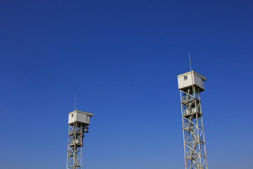 青空と監視塔