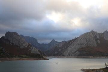 Obraz premium Castilla y León, León, RIAÑO. La música del verano lejana vuela alrededor del otoño buscando su nido perdido.