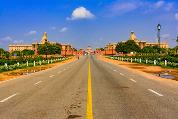 Fototapeta premium Rajpath 'King's Way' is a ceremonial boulevard in Delhi that runs from Rashtrapati Bhavan on Raisina Hill through Vijay Chowk and India Gate to National Stadium at New Delhi, India.