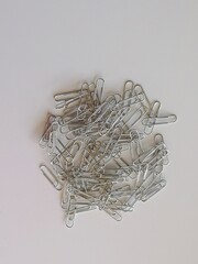 clips de papel de papelería de cerca sobre fondo blanco.