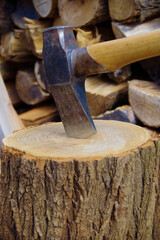 冬支度　斧で薪割り