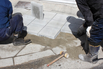 歩道のタイル張り工事