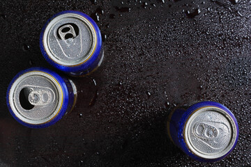 Obraz premium Beer cans in drops of water