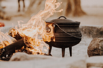 Gusseiserner Kessel auf einem Feuer beim Camping in Namibia