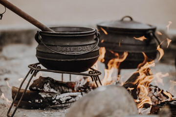 Gusseiserner Topf auf einem Feuer in Namibia beim Camping