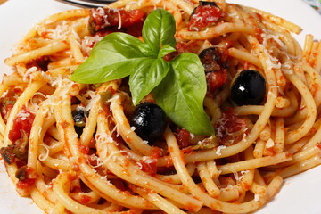  Bucatini con sugo di pomodoro basilico olive nere capperi e aglio.