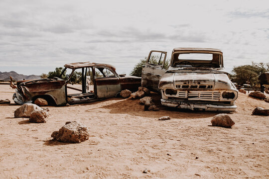 Zwei alte, rostige Autos in Solitaire Namibia Afrika