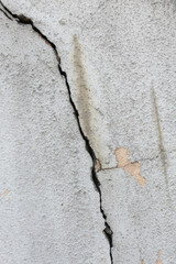 建物のひび割れの壁