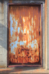 建物の錆びた鉄扉