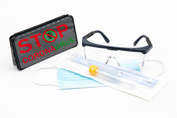 Covid-19, Omikron und die Corona-Pandemie. Smartphone mit Text Stop Coronavirus. Corona-Test,...