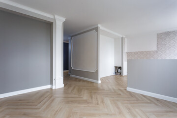 Obraz premium Empty room with minimal preparatory repairs with crown molding. interior of white and gray walls
