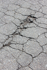 ひび割れたアスファルトの道路