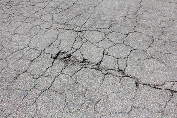 Obraz premium ひび割れたアスファルトの道路
