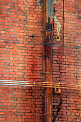 ひび割れたレンガ造りの建物