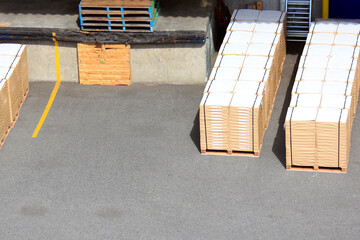 倉庫から出荷準備された荷物