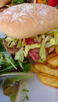 burger au boeuf et bacon dans une assiette