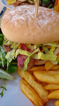 burger au boeuf et bacon dans une assiette
