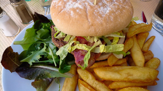 burger au boeuf et bacon dans une assiette