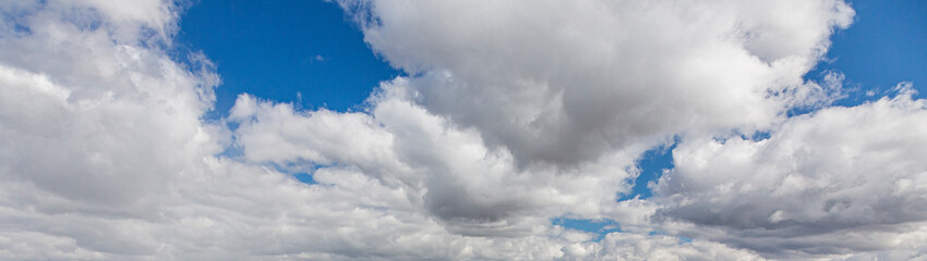 Obraz premium Image of a partly cloudy and partly clear sky during the day