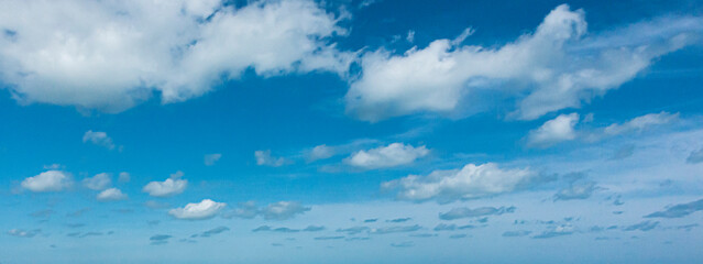 Fototapeta na wymiar Image of a partly cloudy and partly clear sky during the day