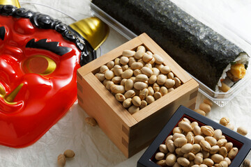 鬼の面と升に入った豆と巻寿司