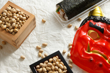 鬼の面と升に入った豆と巻寿司