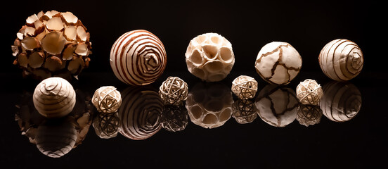 Décorations de Noël zéro déchet avec boules en papier recyclable pour arbre de Noël. Concept écologique de décorations.