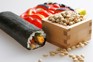 鬼の面と升に入った豆と巻寿司