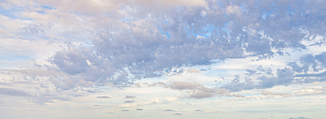 Fototapeta premium Image of a partly cloudy and partly clear sky during the day