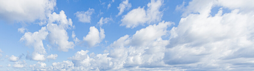 Obraz premium Image of a partly cloudy and partly clear sky during the day