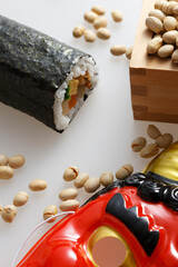 鬼の面と升に入った豆と巻寿司