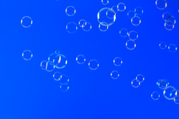 青バックのシャボン玉
