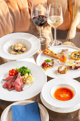 レストランのテーブルに並んだ料理とワイン　イタリアン