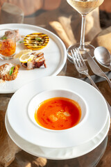 レストランのテーブルに並んだ前菜料理とスープとワイン　イタリアン