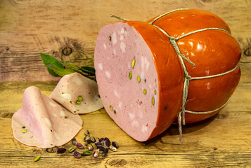 mortadella con pistacchi e spezie