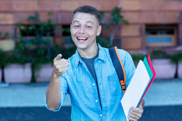 Junger Student motiviert vor der Universität