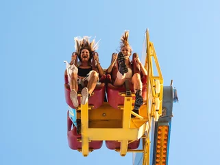 Fotobehang Amusementspark Twee opgewonden vrouwen bij attractie Fabbri Booster