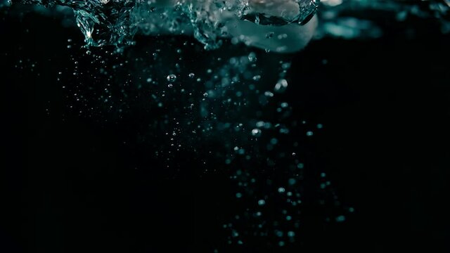 Hongos cayendo en agua sumerfiendose. 240 Fps HD