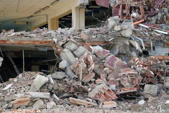 demolizione di edifici e macerie , demolition of buildings and rubble