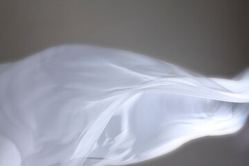 揺れる布、白