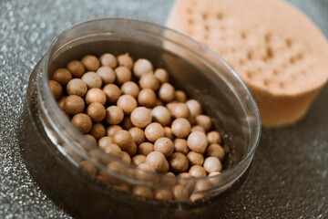 Powder pearls with sponge