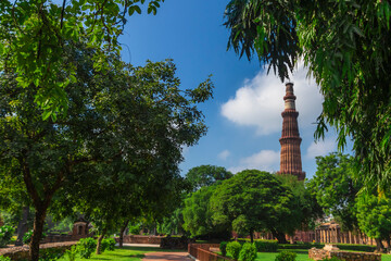 Obraz premium A view of Qutub Minar among green trees