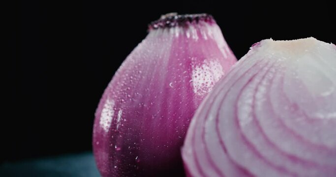 Cebolla Entera orada Girando. Jugosa Cebolla Morada girando. HD
